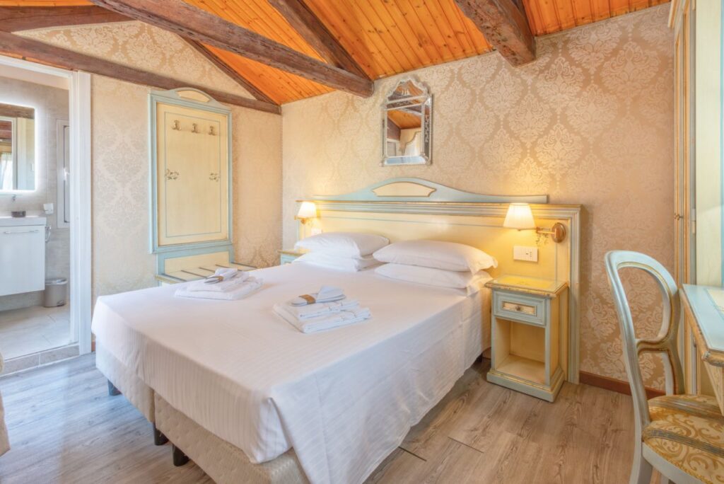 Deluxe double room at Hotel Falier in Venice