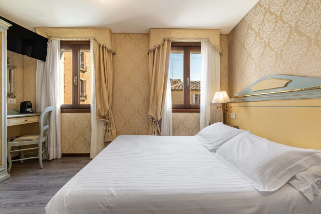 Standard double room at Hotel Falier in Venice